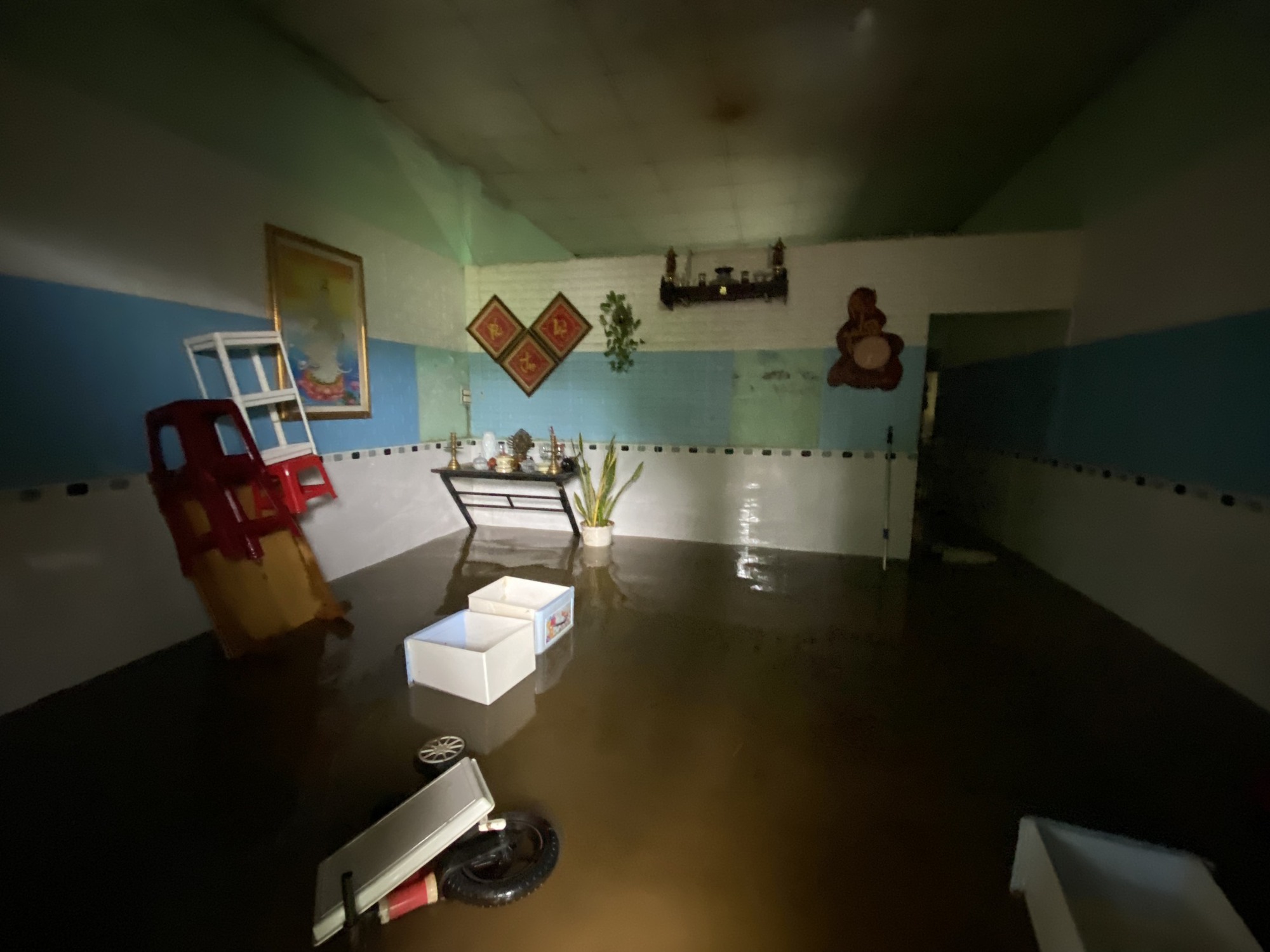 Người dân ở rốn lũ Đà Nẵng tất tả đẩy bùn sau nước rút: Năm nào cũng vậy, khổ quá!-10