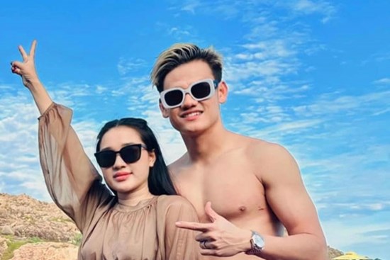 Cô chủ viện thẩm mỹ tủi thân khi yêu hậu vệ ĐT Việt Nam: 'Bao giờ mới hết yêu xa'