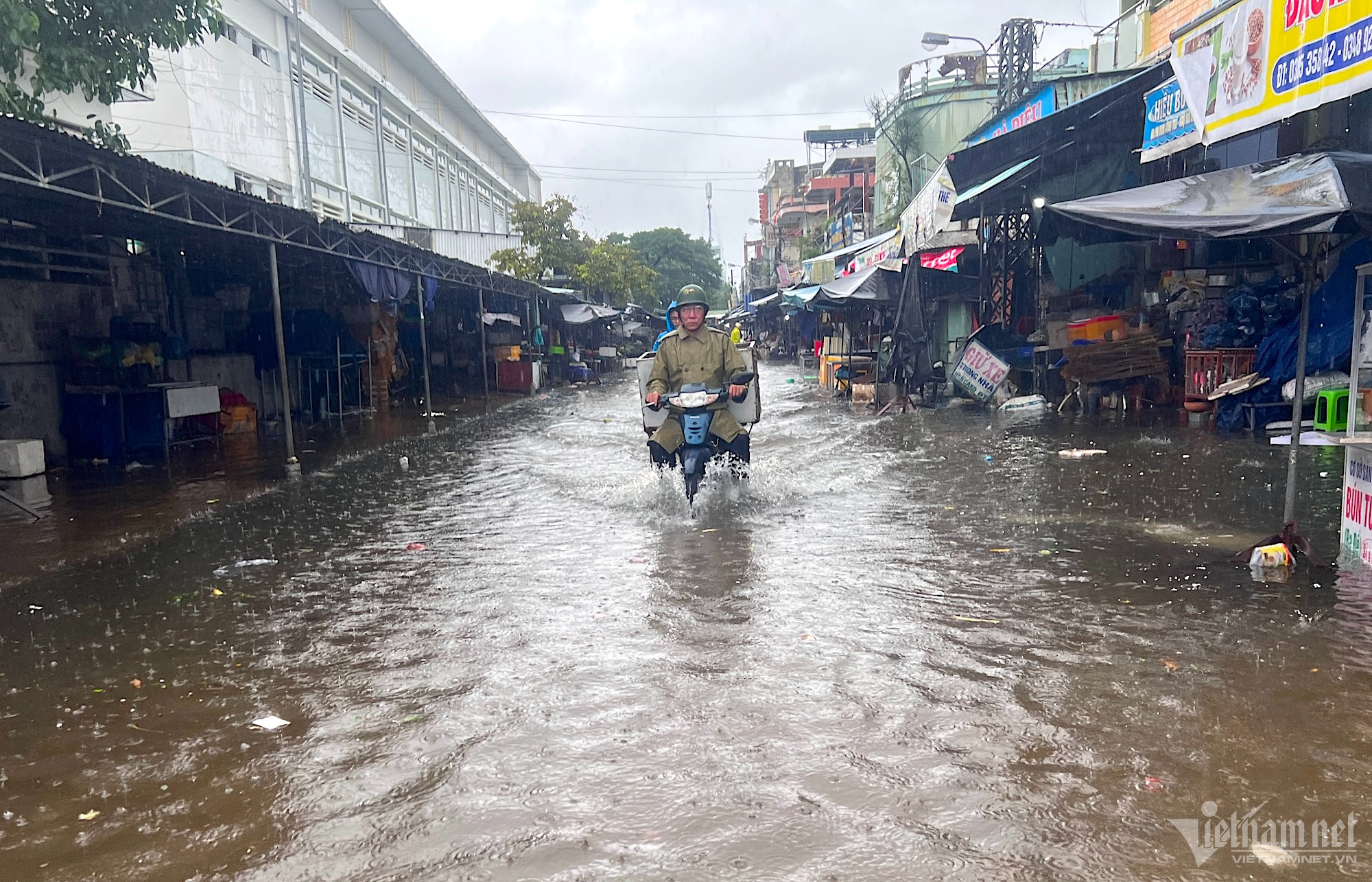 Mưa liên tiếp 3 ngày không ngớt, dân Quảng Nam lo chạy lụt-5