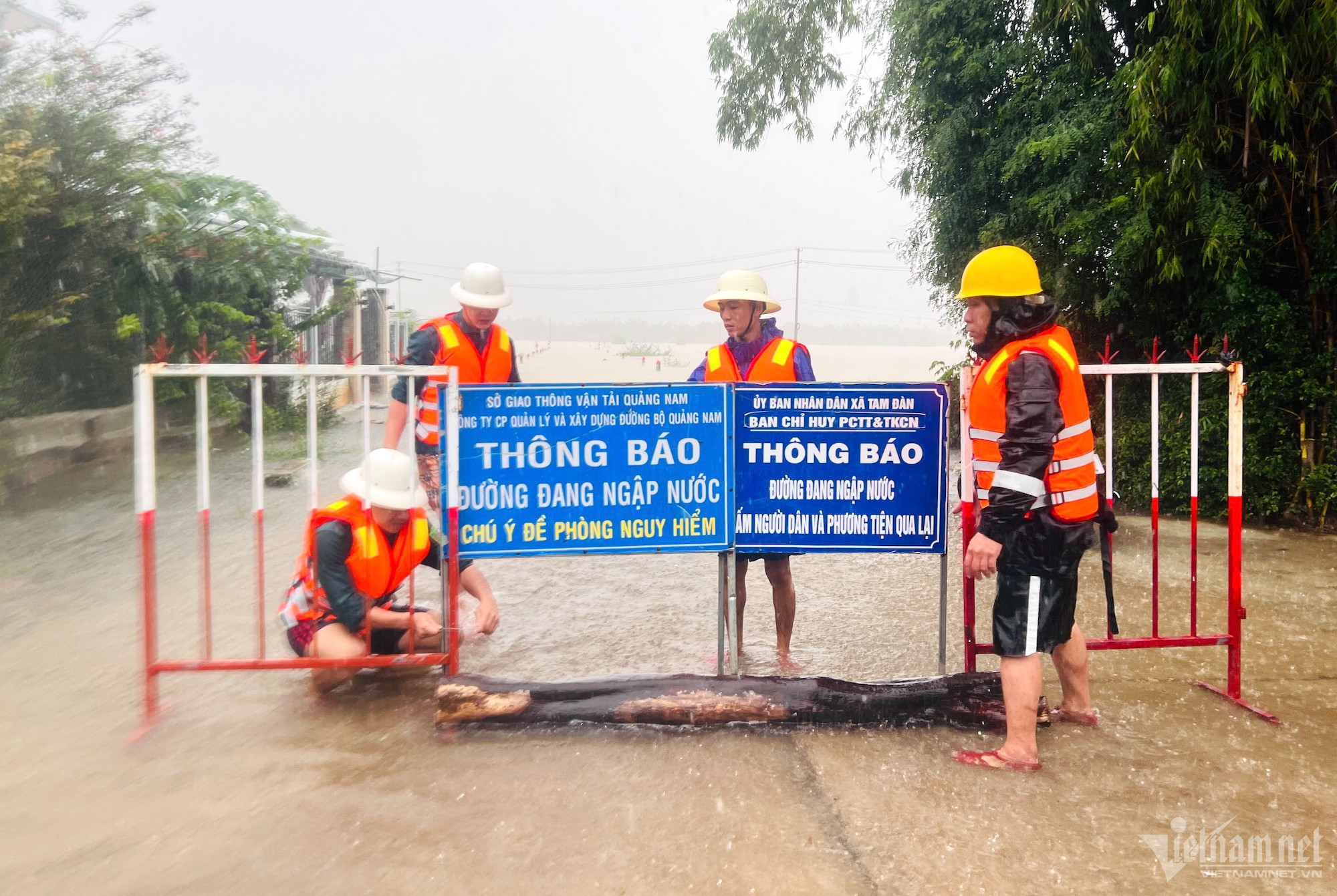 Mưa liên tiếp 3 ngày không ngớt, dân Quảng Nam lo chạy lụt-7