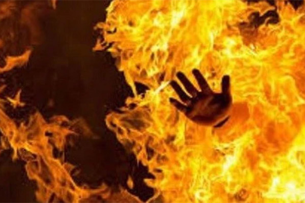 Camera ghi lại vụ thanh niên đem xăng tới nhà bạn gái rồi tự thiêu-1