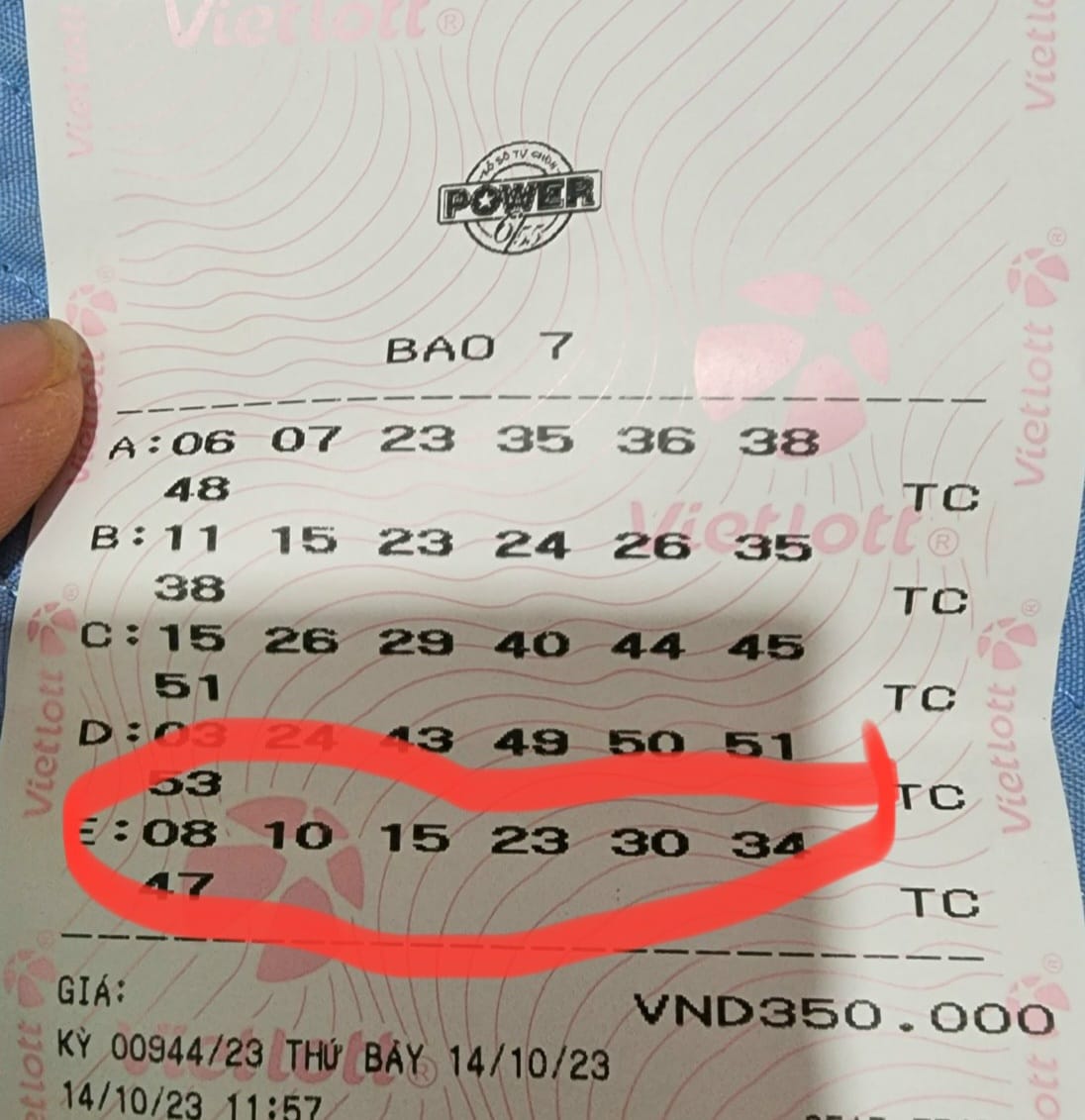 Trúng Vietlott 5 tỷ, chàng trai rút ngay 1,3 tỷ tặng bạn bè, đại lý vé số tiết lộ tính cách thật-1