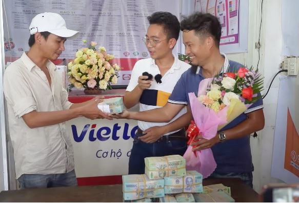 Trúng Vietlott 5 tỷ, chàng trai rút ngay 1,3 tỷ tặng bạn bè, đại lý vé số tiết lộ tính cách thật-3