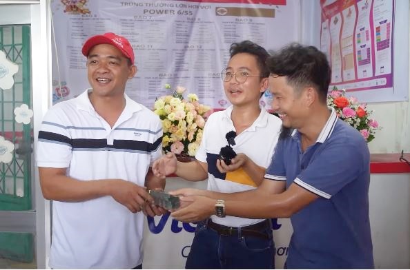 Trúng Vietlott 5 tỷ, chàng trai rút ngay 1,3 tỷ tặng bạn bè, đại lý vé số tiết lộ tính cách thật-4