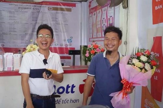 Trúng Vietlott 5 tỷ, chàng trai rút ngay 1,3 tỷ tặng bạn bè, đại lý vé số tiết lộ tính cách thật