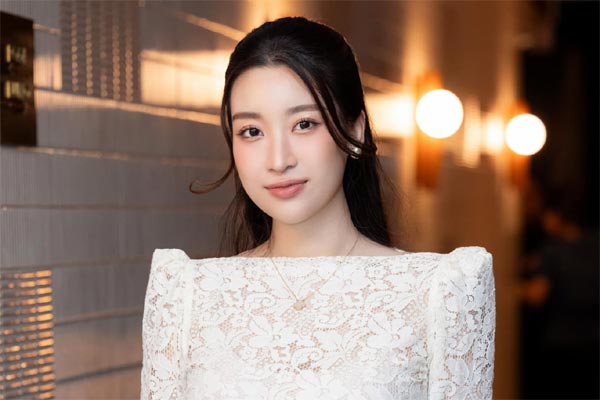 Đỗ Mỹ Linh xuất hiện bên ông xã thiếu gia, sắc vóc ra sao sau khi sinh con đầu lòng?-6