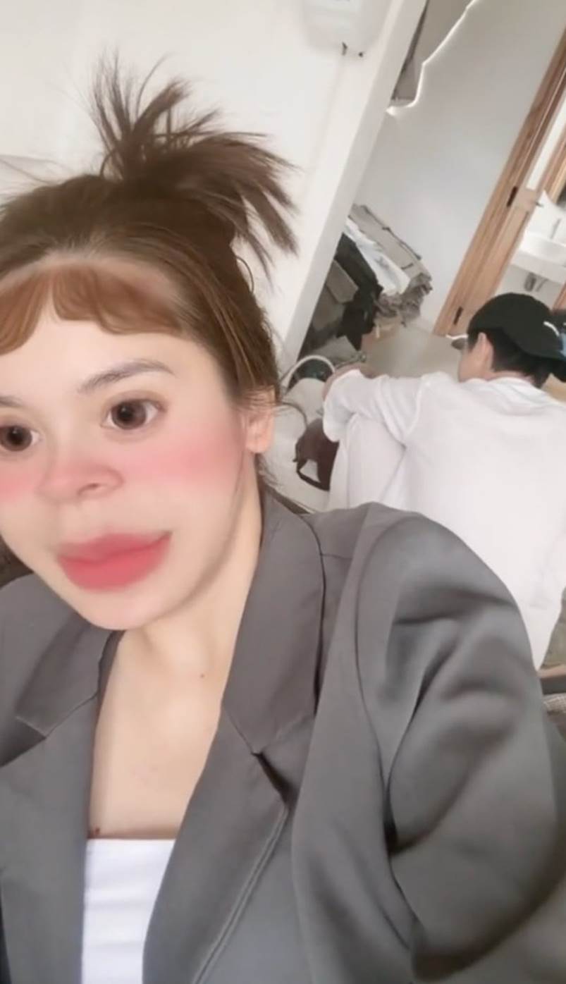 Tiến Phát của hiện tại: Bỏ hình tượng thiếu gia xịn sò, phụ ủi đồ lên livestream bán quần áo với Quỳnh Lương-4