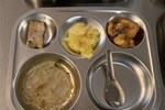 Hà Nội: Suất ăn bán trú 32.000 đồng lèo tèo cá, rau, nhà trường nhận lỗi-4