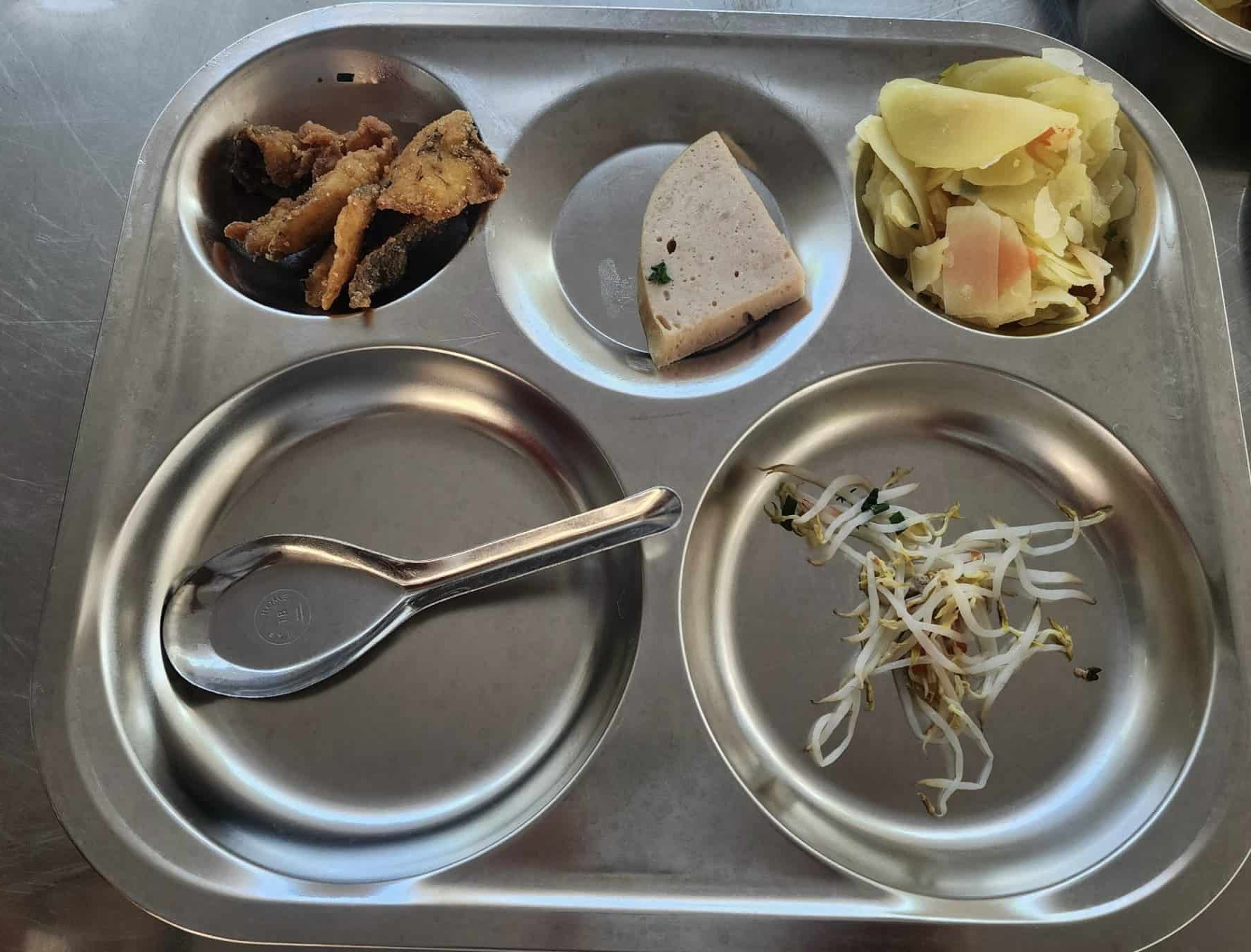 Bức xúc vì món ăn lèo tèo trong suất 32 nghìn đồng của trường ở Hà Nội-1