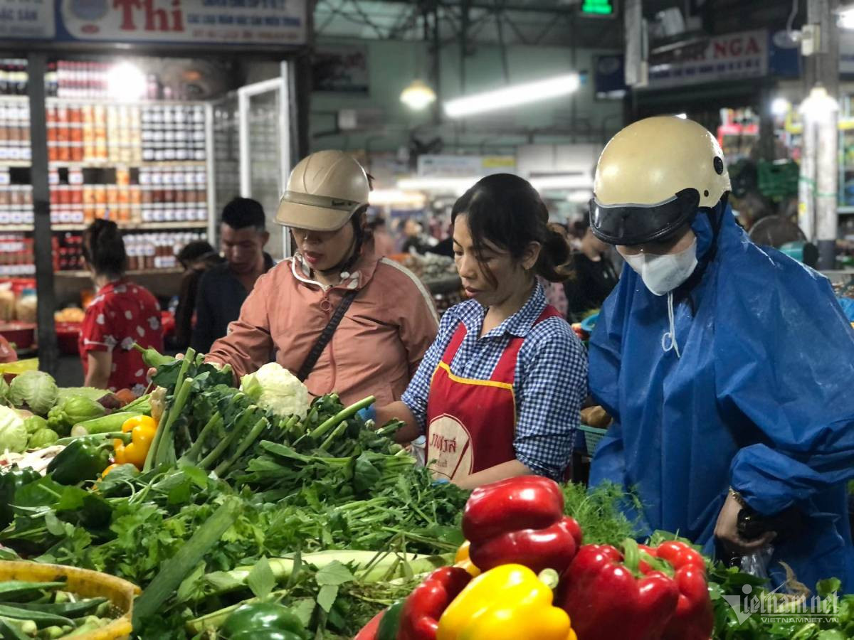 Mưa lớn triền miên, rau xanh khan hàng, giá đắt gấp đôi-1