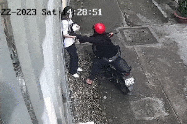 Clip: Bị cướp điện thoại, nữ sinh 
