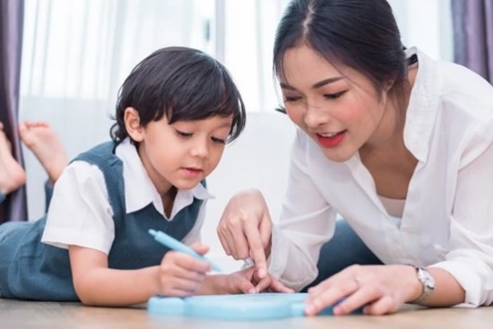 Tiến sĩ Harvard: Muốn con thông minh nhanh nhạy, cha mẹ hãy là “người làm vườn” khéo léo và làm thêm 4 việc sau