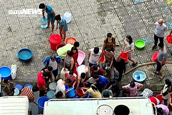 Dân Thủ đô nửa đêm canh lấy từng chậu nước, trẻ nhỏ phải đi tắm nhờ-2