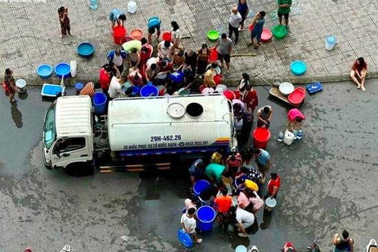 Dân Thủ đô nửa đêm canh lấy từng chậu nước, trẻ nhỏ phải đi tắm nhờ