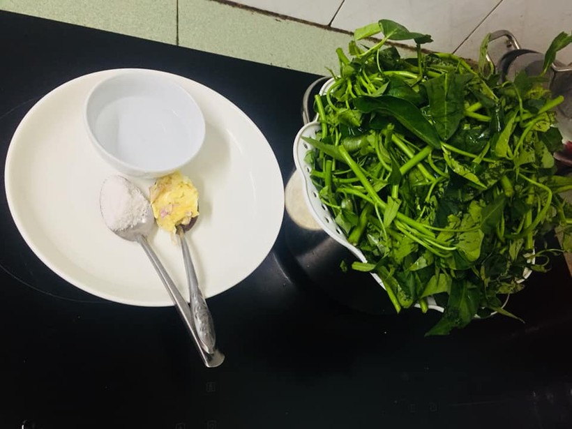 Bí kíp xào rau muống giòn tan, xanh mướt-1