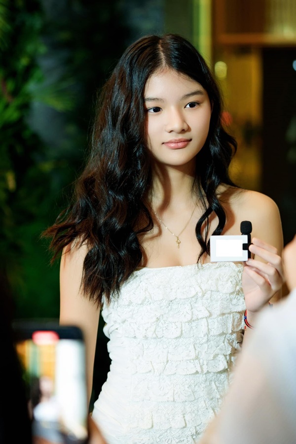 Con gái Trương Ngọc Ánh ra dáng thiếu nữ, thần thái không thua Hoa hậu-1