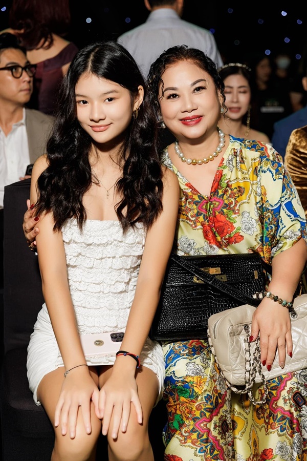 Con gái Trương Ngọc Ánh ra dáng thiếu nữ, thần thái không thua Hoa hậu-5