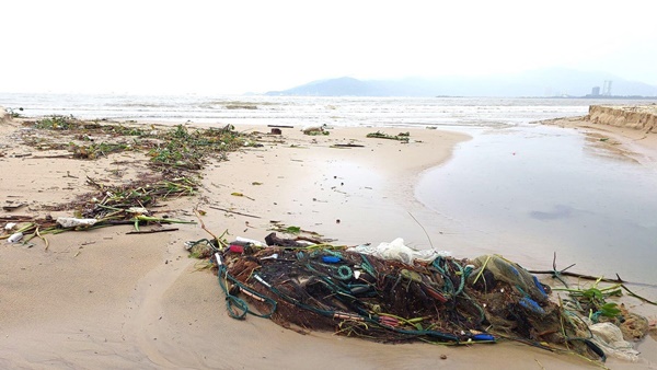 Chục tấn rác thải phủ kín vịnh Đà Nẵng sau mưa lũ-8