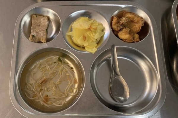 Hà Nội: Suất ăn bán trú 32.000 đồng lèo tèo cá, rau, nhà trường nhận lỗi-1