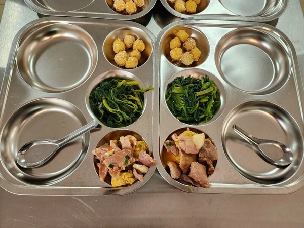 Hà Nội: Suất ăn bán trú 32.000 đồng lèo tèo cá, rau, nhà trường nhận lỗi-2