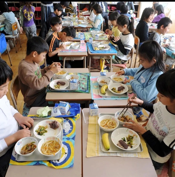 Hà Nội: Suất ăn bán trú 32.000 đồng lèo tèo cá, rau, nhà trường nhận lỗi-3