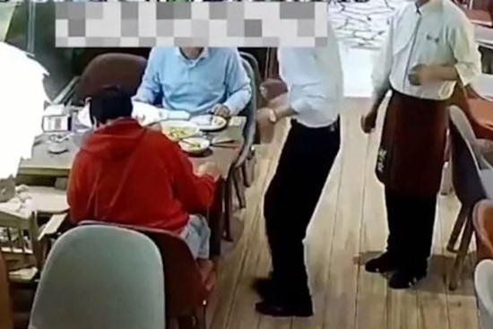 Nhét mảnh thủy tinh vào miệng, cặp vợ chồng ăn vạ, tống tiền 17 nhà hàng