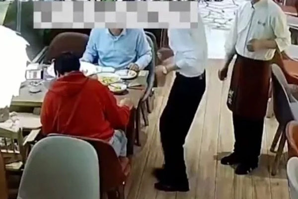 Nhét mảnh thủy tinh vào miệng, cặp vợ chồng ăn vạ, tống tiền 17 nhà hàng-1