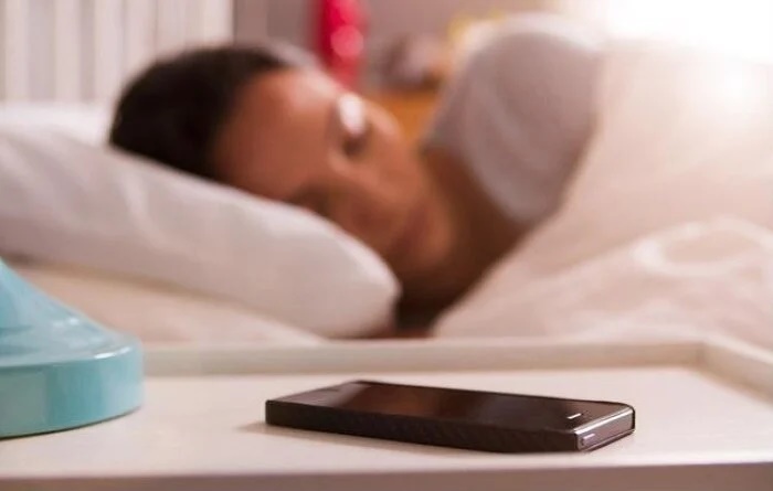 Khi đi ngủ nên bật điện thoại ở chế độ nào để giảm bức xạ?-1