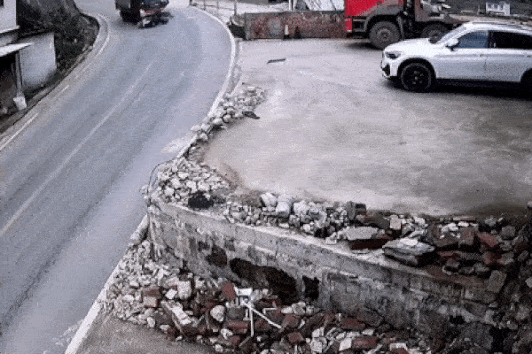 Khoảnh khắc xe tải mất lái, húc văng xe máy rồi lao vào nhà dân