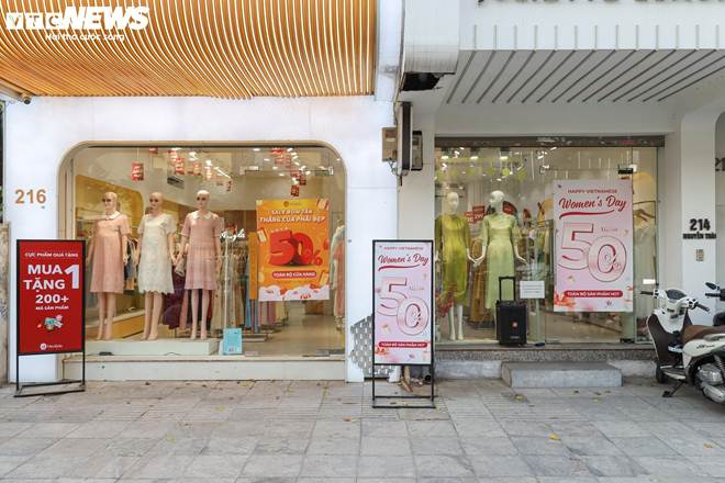 Thời trang, mỹ phẩm đua nhau giảm giá sập sàn chúc mừng ngày 20/10-11