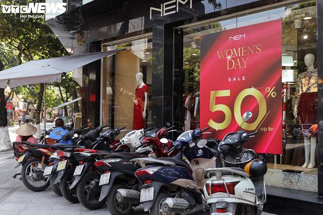 Thời trang, mỹ phẩm đua nhau giảm giá sập sàn chúc mừng ngày 20/10-2