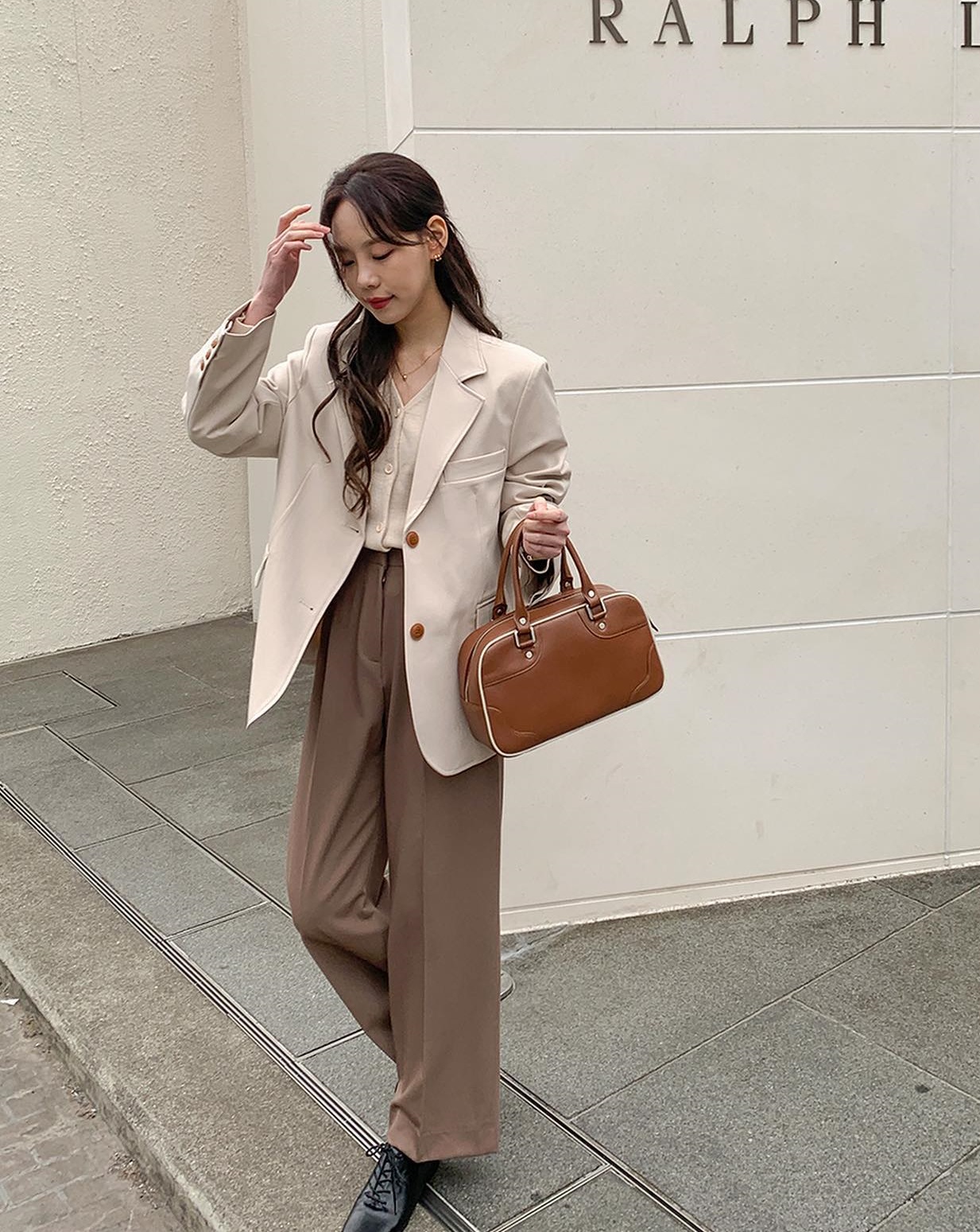 10 cách diện áo blazer sang trọng đi dự đám cưới-3