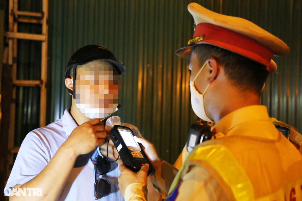 Nam thanh niên òa khóc khi bị CSGT xử lý vi phạm nồng độ cồn-2