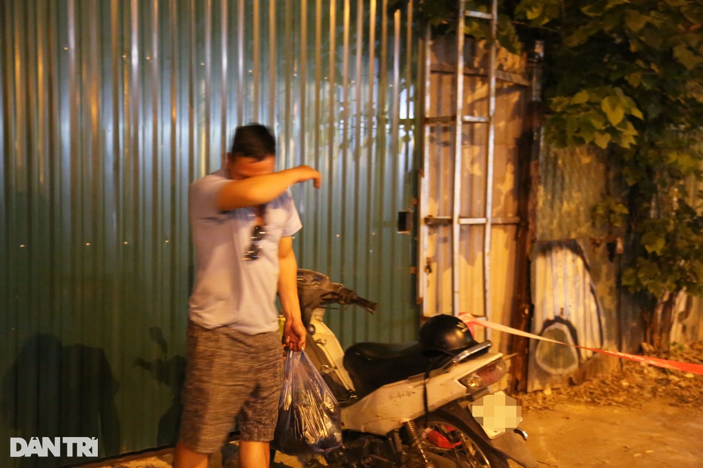 Nam thanh niên òa khóc khi bị CSGT xử lý vi phạm nồng độ cồn-3