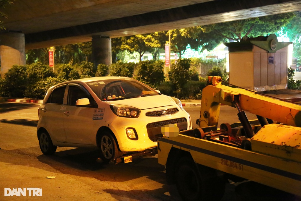 Nam thanh niên òa khóc khi bị CSGT xử lý vi phạm nồng độ cồn-4