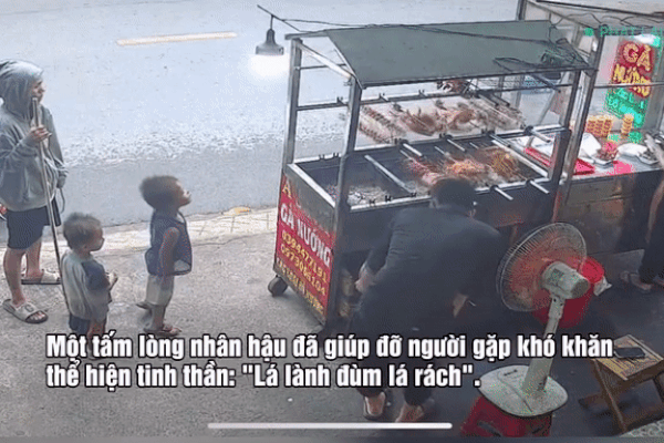 3 mẹ con bán ve chai đi ngang qua quán thịt nướng, camera ghi lại điều bất ngờ cuối clip-1