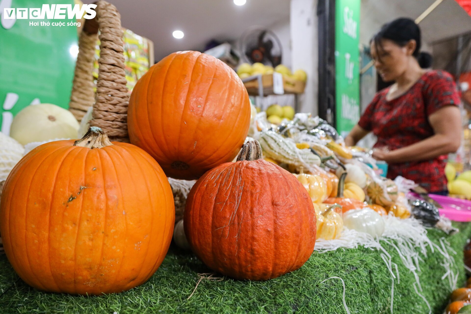 Khách lùng mua trang trí Halloween, bí ngô đủ loại cháy hàng-3