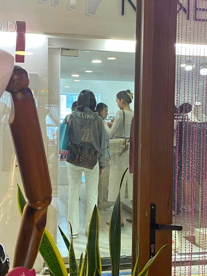 Lisa (BLACKPINK) đến Việt Nam du lịch, cùng chị họ mua sắm ở TP.HCM!-4