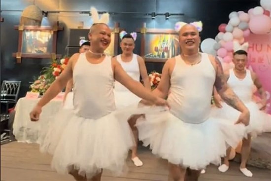 Dân mạng cười ngất với màn văn nghệ mừng 20/10 của các quý ông