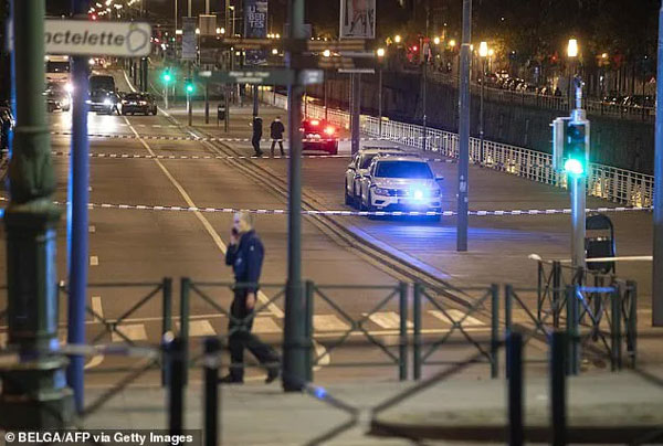 Hiện trường vụ xả súng ở Bỉ: Clip ghi lại khoảnh khắc kẻ tấn công tháo chạy, cả thành phố báo động đỏ-4