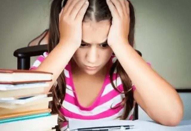 3 câu ba mẹ thường xuyên nói, tưởng chừng khen ngợi con, nhưng lại là con dao 2 lưỡi”, khiến trẻ ảo tưởng, tiêu cực-4