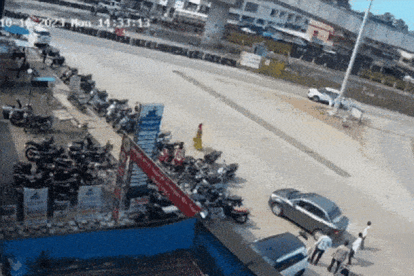 Khoảnh khắc cầu vượt bất ngờ đổ sập khiến người dân hốt hoảng bỏ chạy