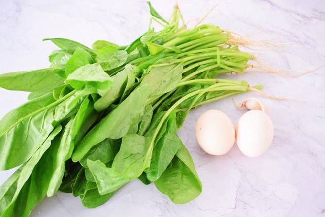 Loại rau có vitamin K gấp 60 lần trứng vịt, đem xào kiểu này dinh dưỡng tăng nhiều lần-1