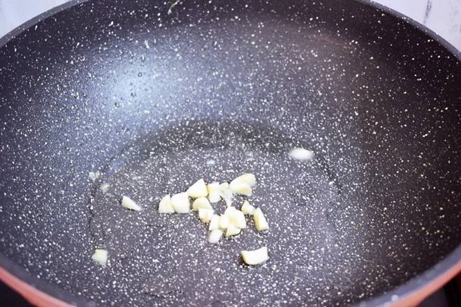 Loại rau có vitamin K gấp 60 lần trứng vịt, đem xào kiểu này dinh dưỡng tăng nhiều lần-5