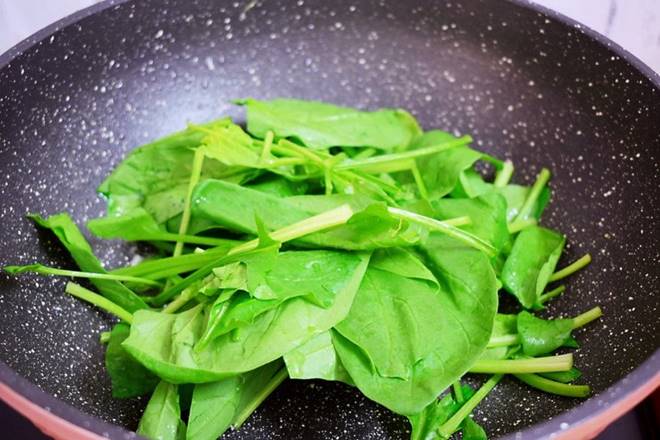 Loại rau có vitamin K gấp 60 lần trứng vịt, đem xào kiểu này dinh dưỡng tăng nhiều lần-6