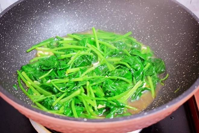 Loại rau có vitamin K gấp 60 lần trứng vịt, đem xào kiểu này dinh dưỡng tăng nhiều lần-7