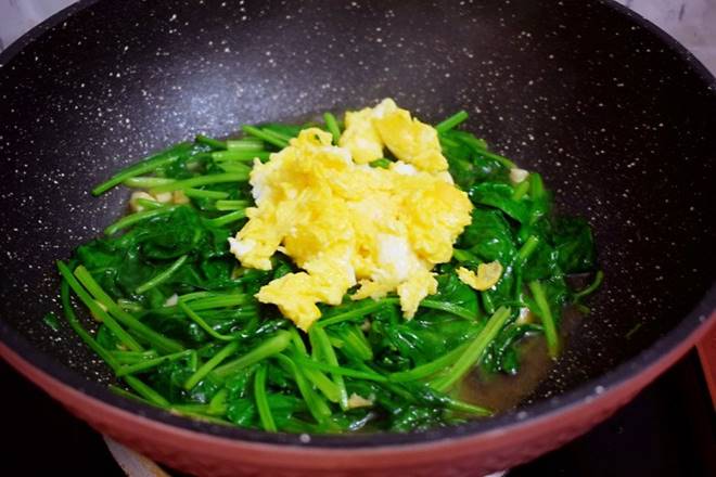 Loại rau có vitamin K gấp 60 lần trứng vịt, đem xào kiểu này dinh dưỡng tăng nhiều lần-8