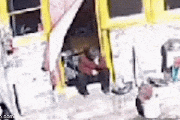 Mẹ bị say xe, hai anh em thay nhau địu mẹ già đến bệnh viện-1