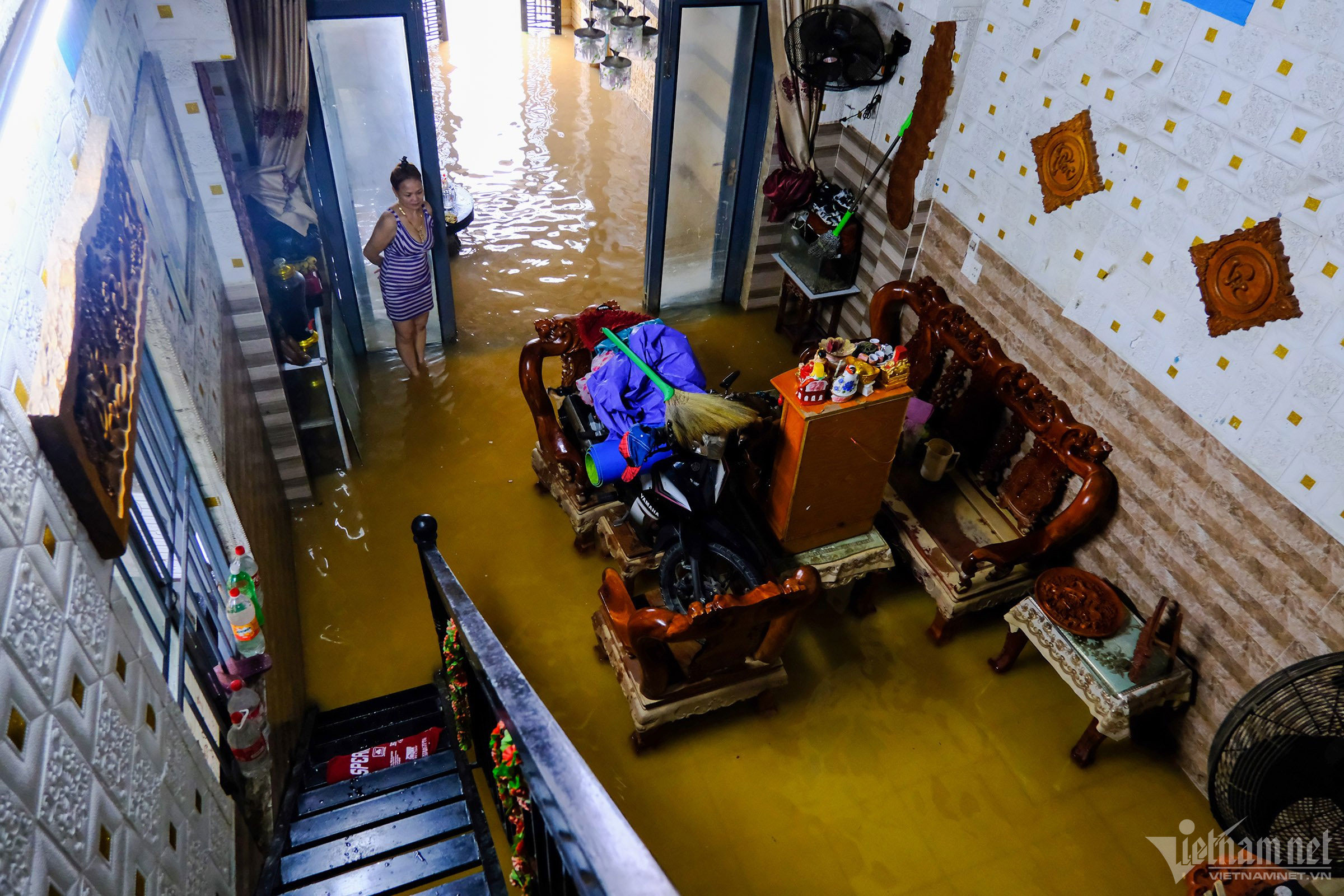 Rốn lũ ở Đà Nẵng lại ngập gần 1m, người dân tất tả đi sơ tán-2