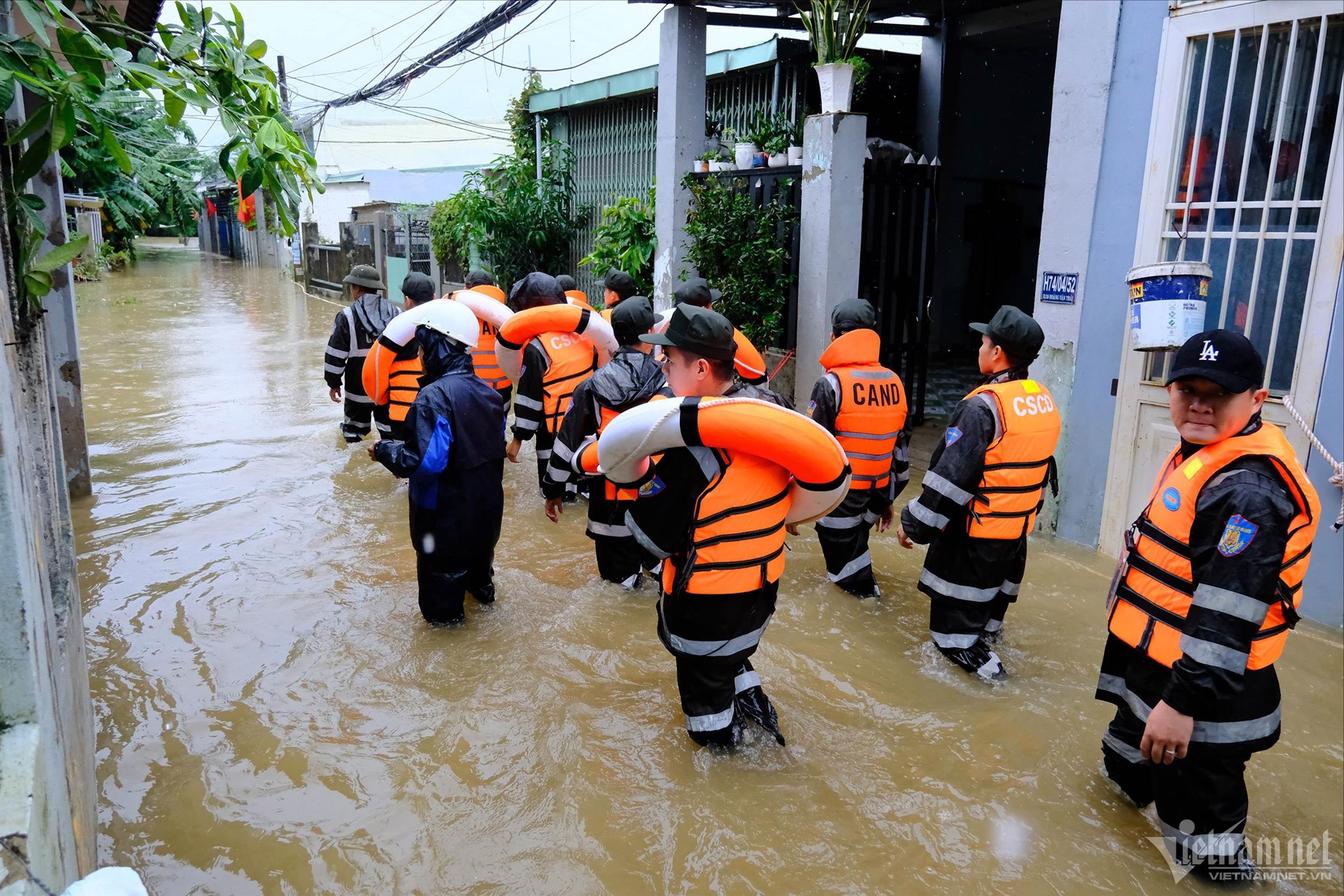 Rốn lũ ở Đà Nẵng lại ngập gần 1m, người dân tất tả đi sơ tán-3